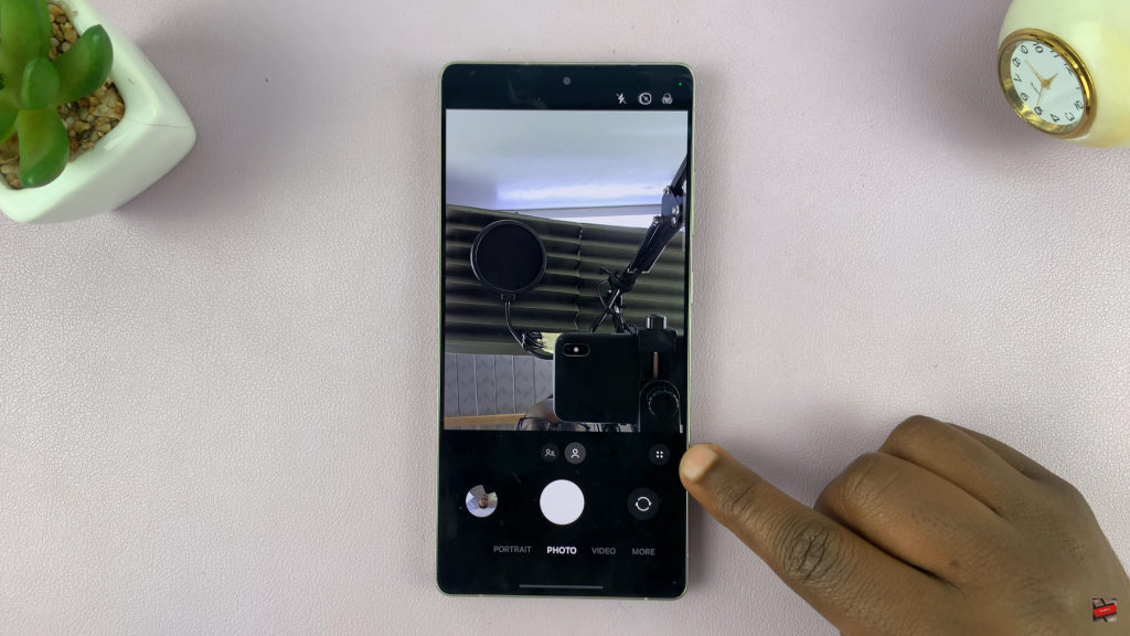 How To Enable Floating Camera Shutter Button On Samsung Galaxy S25 / S25 Ultra