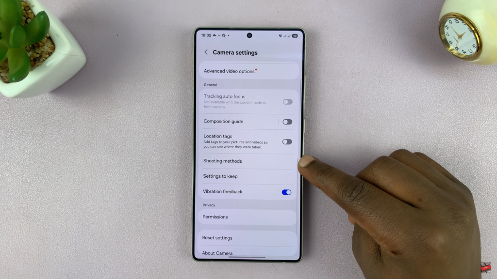 How To Enable Floating Camera Shutter Button On Samsung Galaxy S25 / S25 Ultra