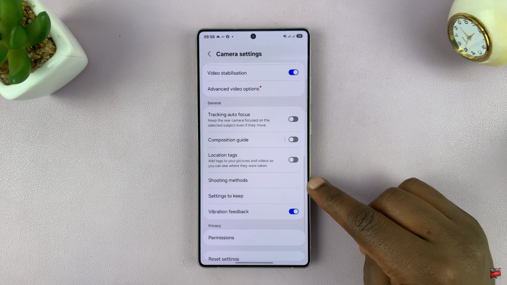 How To Take Selfies With Palm Gesture On Samsung Galaxy S25 / S25 Ultra