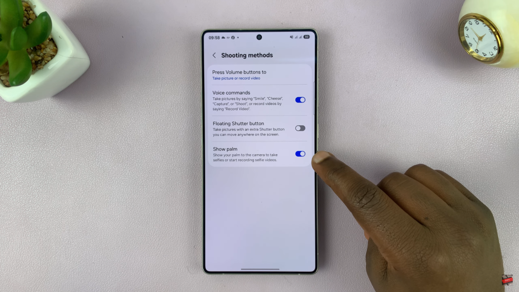How To Take Selfies With Palm Gesture On Samsung Galaxy S25 / S25 Ultra