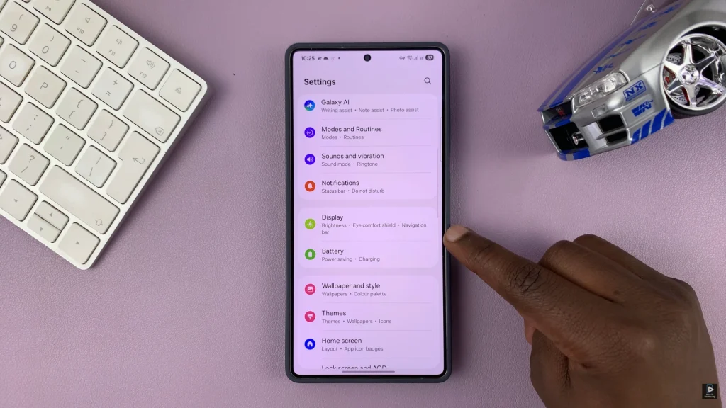 How To Turn ON Dark Mode On Samsung Phone