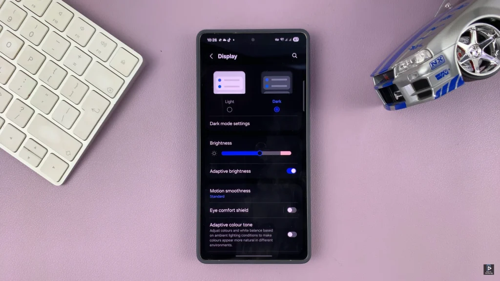 How To Turn ON Dark Mode On Samsung Phone
